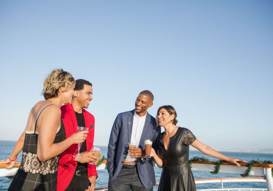 San Diego: Christmas Day Buffet Brunch or Dinner Cruise - Drinks, music, and Santa photos: what makes it feel like a holiday